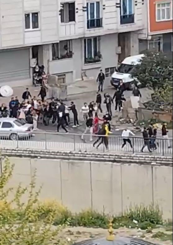 ESENYURT’TA DÜĞÜNDE SİLAHLAR KONUŞTU: ÇOK SAYIDA YARALI VE GÖZALTILAR VAR