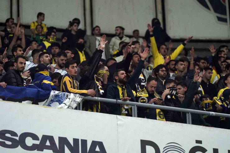 FENERBAHÇE TARAFTARINDAN YÖNETİME TEPKİ