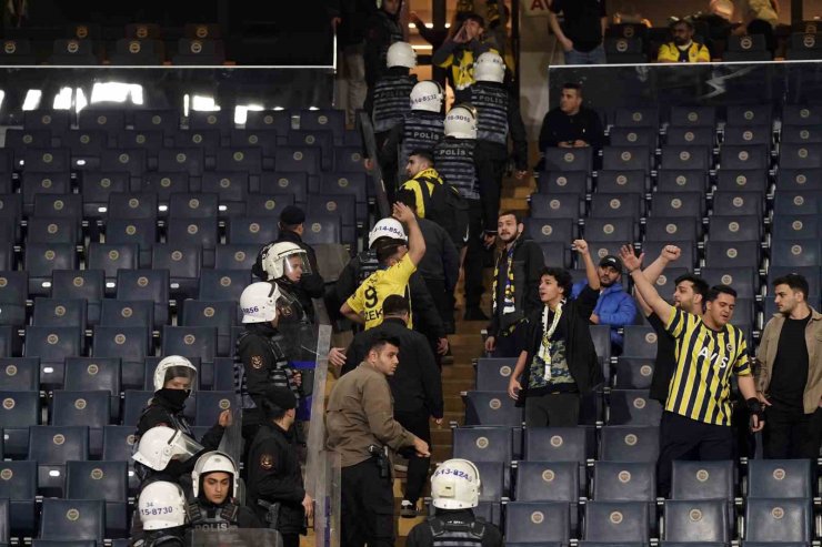 FENERBAHÇE TARAFTARINDAN YÖNETİME TEPKİ