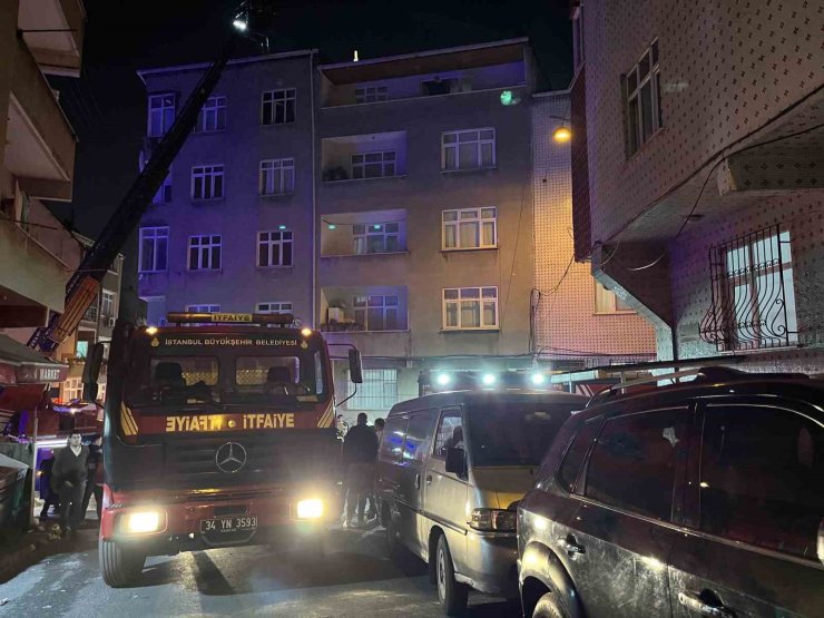 ESENLER’DE 4 KATLI BİNANIN ÇATISI ALEV ALEV YANDI
