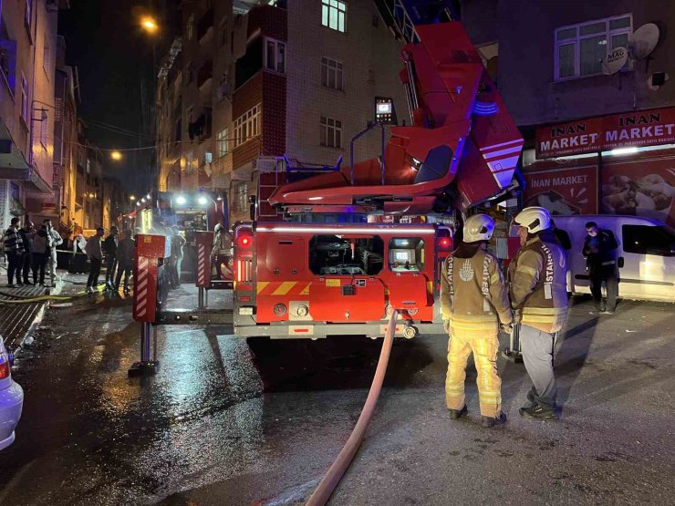 ESENLER’DE 4 KATLI BİNANIN ÇATISI ALEV ALEV YANDI