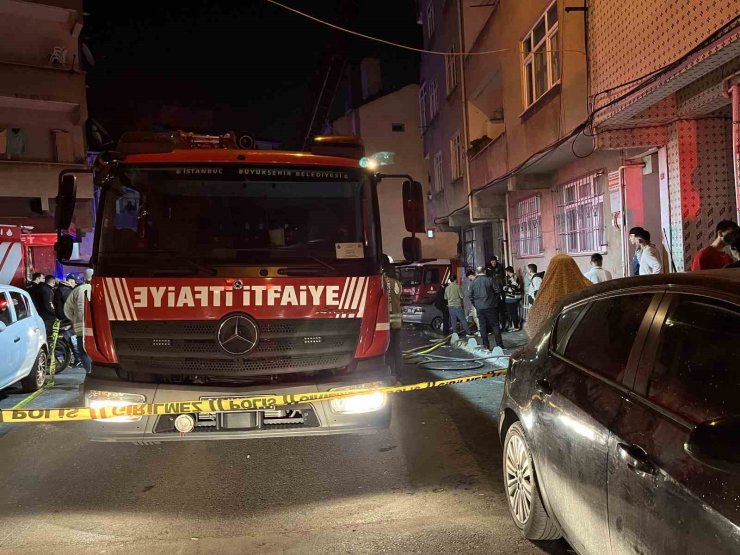 ESENLER’DE 4 KATLI BİNANIN ÇATISI ALEV ALEV YANDI