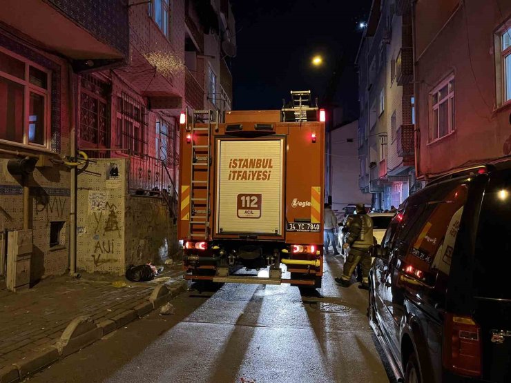 ESENLER’DE 4 KATLI BİNANIN ÇATISI ALEV ALEV YANDI