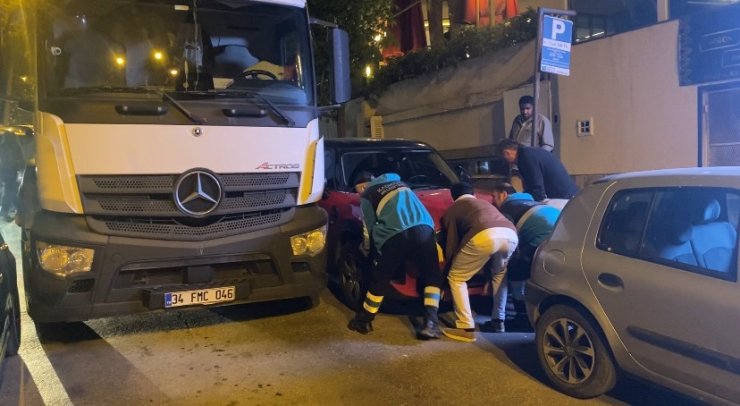 KADIKÖY’DE HATALI PARK KRİZİ: VATANDAŞLAR ARACI ELLERİYLE TAŞIDI