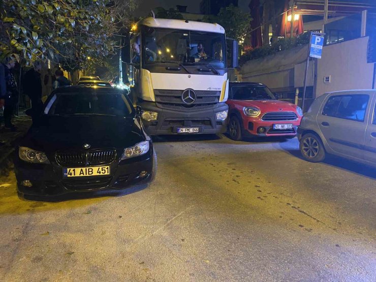 KADIKÖY’DE HATALI PARK KRİZİ: VATANDAŞLAR ARACI ELLERİYLE TAŞIDI
