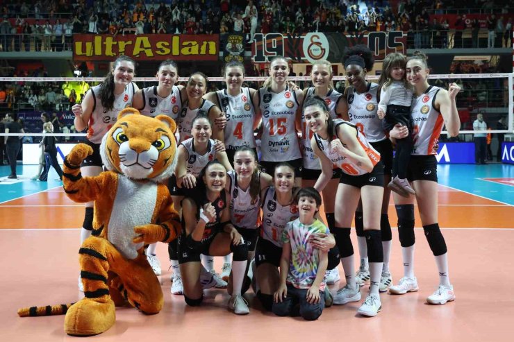 ECZACIBAŞI DYNAVİT, LİGİ ÜÇÜNCÜ SIRADA TAMAMLADI