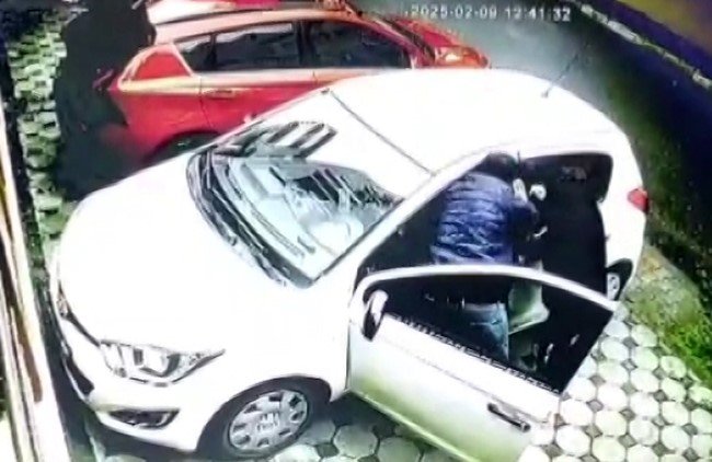 KARTAL’DA KOMŞULARIN PARK KAVGASI: ASTIM HASTASI KADINA DARP VE TEHDİT KAMERADA