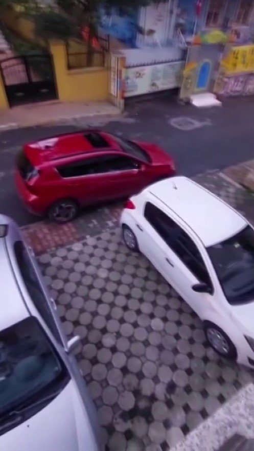 KARTAL’DA KOMŞULARIN PARK KAVGASI: ASTIM HASTASI KADINA DARP VE TEHDİT KAMERADA