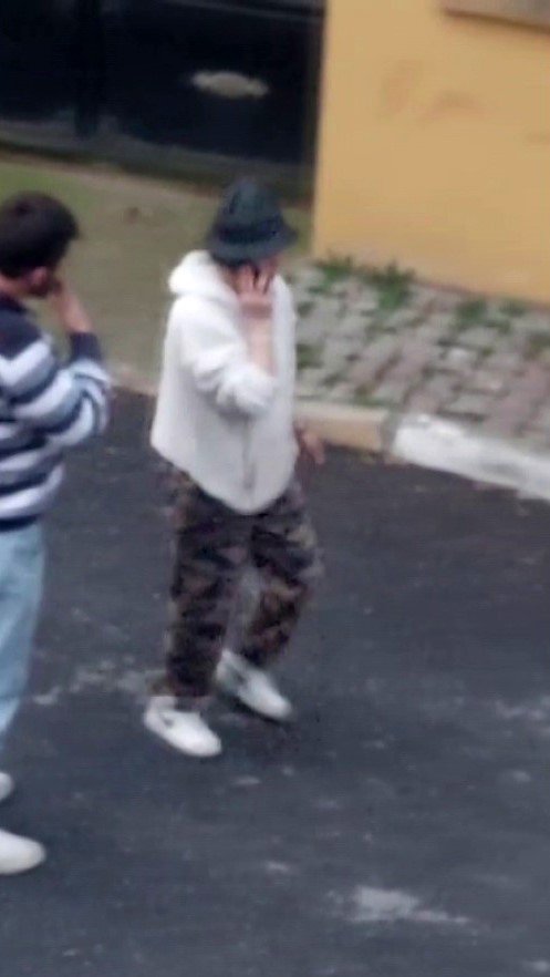 KARTAL’DA KOMŞULARIN PARK KAVGASI: ASTIM HASTASI KADINA DARP VE TEHDİT KAMERADA