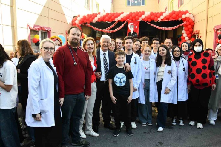 BEŞİKTAŞ JK KADIN FUTBOL TAKIMI, HASTANEDE TEDAVİ GÖREN ÇOCUKLARA SÜRPRİZ YAPTI
