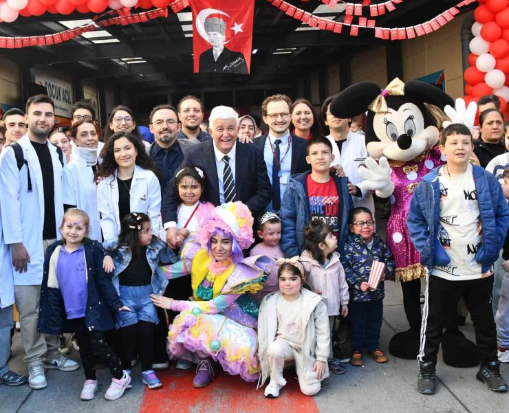BEŞİKTAŞ JK KADIN FUTBOL TAKIMI, HASTANEDE TEDAVİ GÖREN ÇOCUKLARA SÜRPRİZ YAPTI