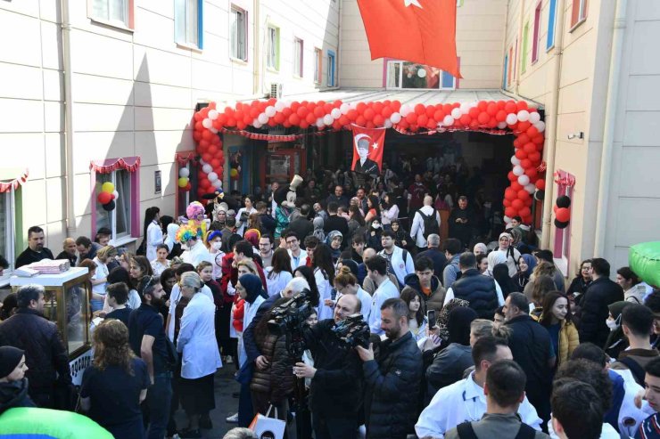 BEŞİKTAŞ JK KADIN FUTBOL TAKIMI, HASTANEDE TEDAVİ GÖREN ÇOCUKLARA SÜRPRİZ YAPTI