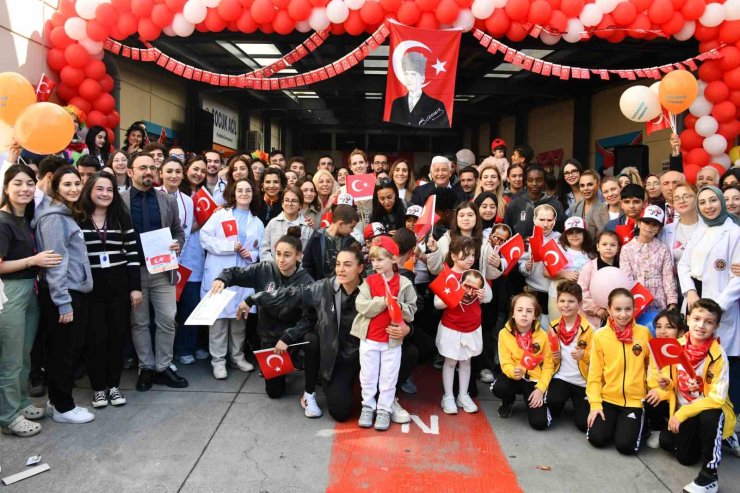 BEŞİKTAŞ JK KADIN FUTBOL TAKIMI, HASTANEDE TEDAVİ GÖREN ÇOCUKLARA SÜRPRİZ YAPTI