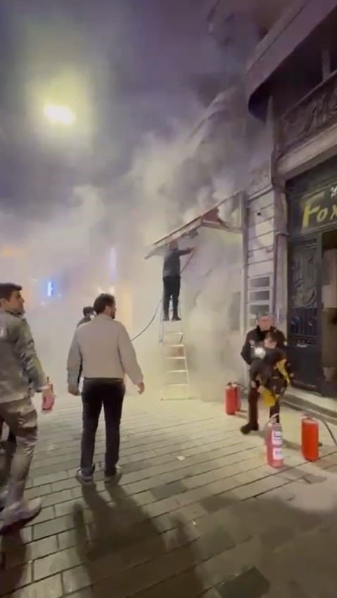 İSTİKLAL CADDESİ’NDE KORKUTAN YANGIN