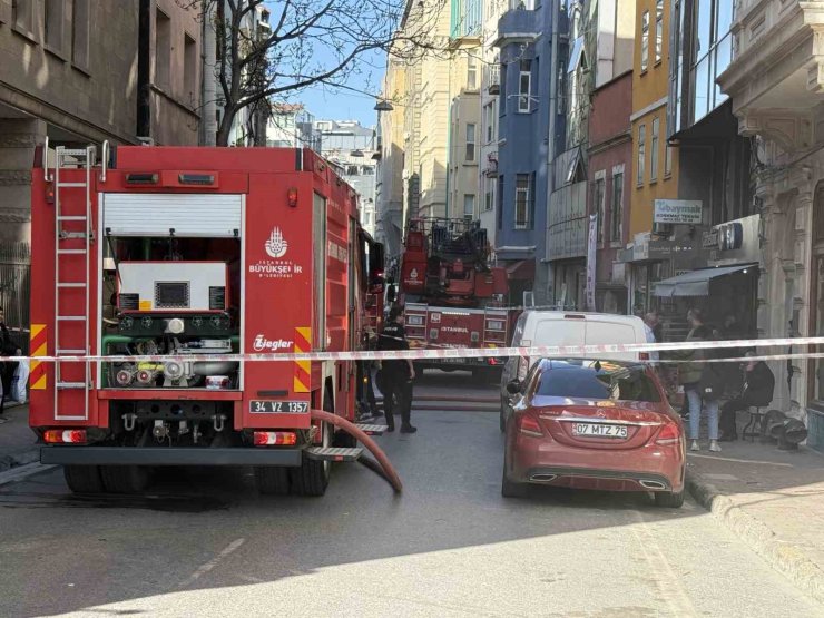 BEYOĞLU’NDA İŞ MERKEZİNDE YANGIN