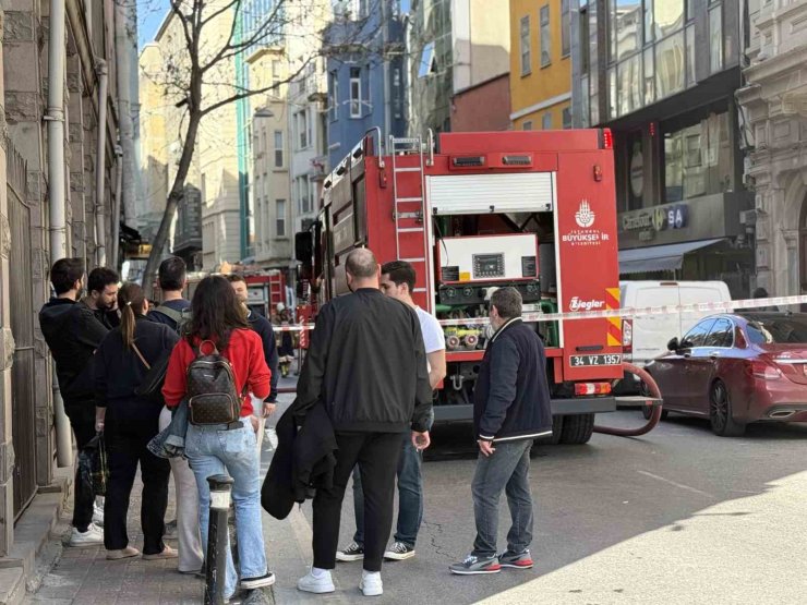 BEYOĞLU’NDA İŞ MERKEZİNDE YANGIN