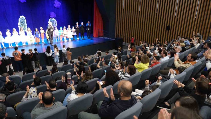 MİNİK TİYATROCULAR 23 NİSAN COŞKUSUNU SAHNEYE TAŞIDILAR