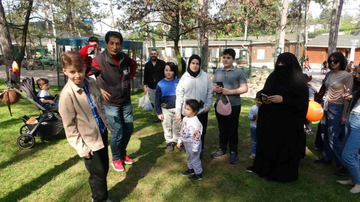 ÇEKMEKÖY HAYVANAT BAHÇESİ’NDE KAPLAN KİMBO VE ÇİLEK’E 6. YAŞ GÜNÜ SÜRPRİZİ