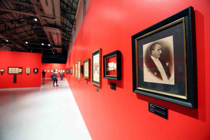 ’KARANLIKTA AKAN BİR YILDIZ: MUSTAFA KEMAL ATATÜRK’ SERGİSİ İSTANBUL’DA AÇILDI