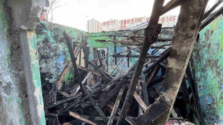 GAZİOSMANPAŞA’DA GECEKONDU ALEV ALEV YANDI