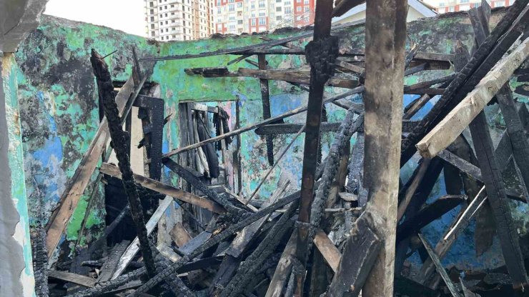 GAZİOSMANPAŞA’DA GECEKONDU ALEV ALEV YANDI