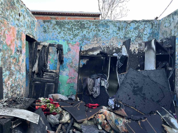 GAZİOSMANPAŞA’DA GECEKONDU ALEV ALEV YANDI