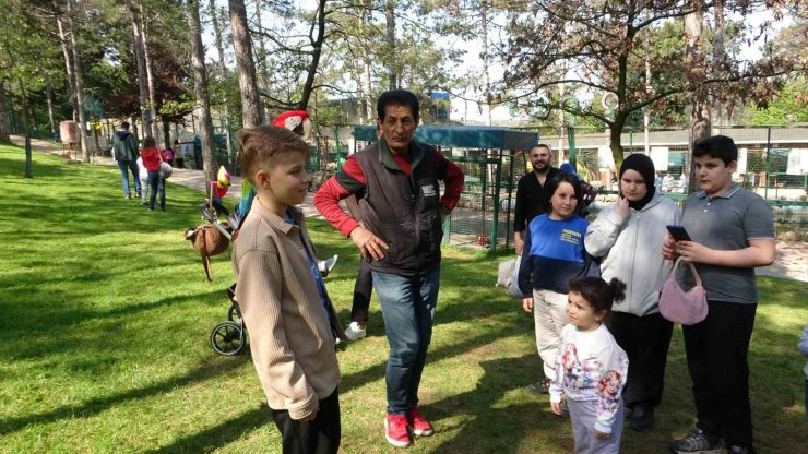 ÇEKMEKÖY HAYVANAT BAHÇESİ’NDE KAPLAN KİMBO VE ÇİLEK’E 6. YAŞ GÜNÜ SÜRPRİZİ