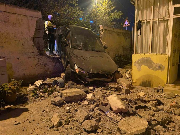 ÜSKÜDAR’DA OTOMOBİL EVİN BAHÇESİNE UÇTU, SÜRÜCÜ KAÇTI