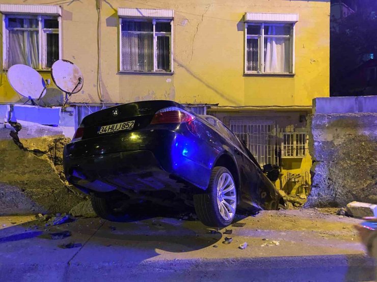 ÜSKÜDAR’DA OTOMOBİL EVİN BAHÇESİNE UÇTU, SÜRÜCÜ KAÇTI