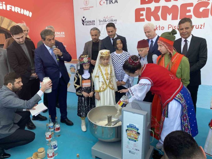 ESENLER’DE 8 ÜLKEDEN GELEN ÇOCUKLAR BARIŞ EKMEĞİ PİŞİRDİ