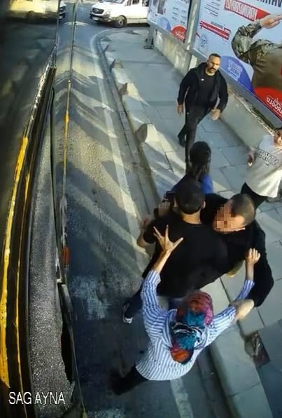YOL VERMEDİĞİ GEREKÇESİYLE İETT OTOBÜSÜNE SALDIRIP CAMINI KIRDILAR, O ANLAR KAMERADA