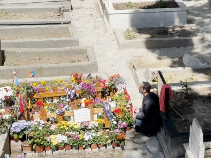 İTALYAN ŞEFİN OĞLU MATTİA AHMET MİNGUZZİ’NİN MEZARINI ANNEANNESİ ZİYARET ETTİ