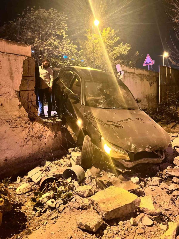ÜSKÜDAR’DA OTOMOBİL EVİN BAHÇESİNE UÇTU, SÜRÜCÜ KAÇTI