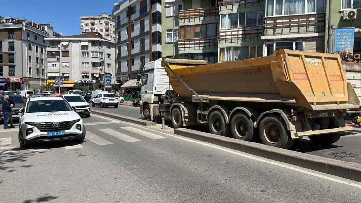 MALTEPE’DE HAFRİYAT KAMYONU YAYA GEÇİDİNDEKİ ÇİFTE ÇARPTI
