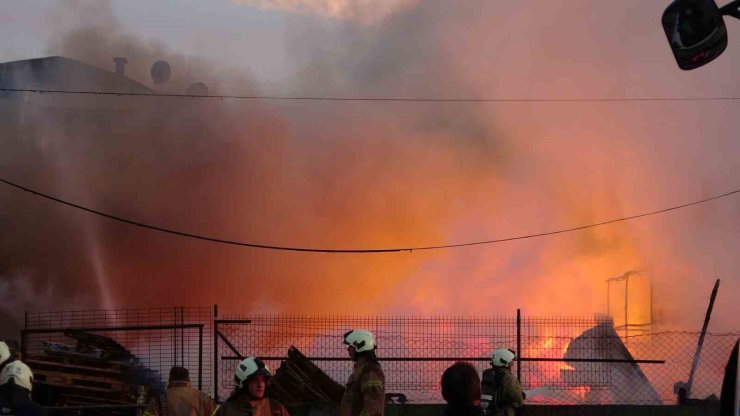 PENDİK’TE PALET FABRİKASINDAKİ YANGIN SÖNDÜRÜLDÜ