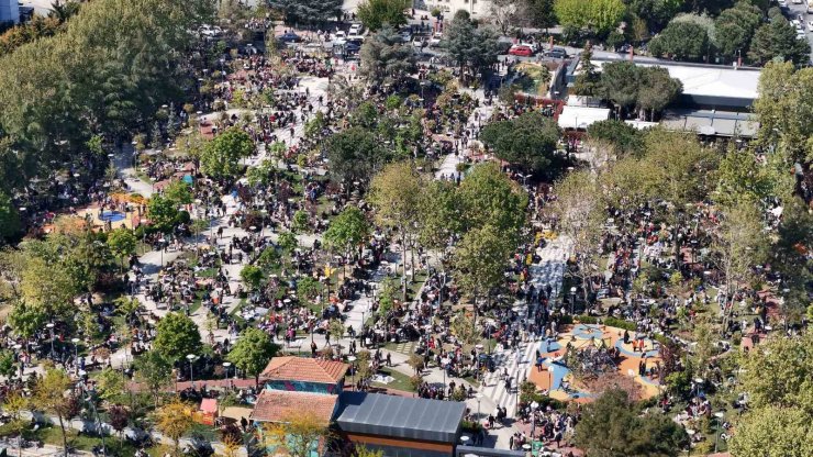 BAHÇELİEVLER’DE VATANDAŞLAR PARKLARA AKIN ETTİ
