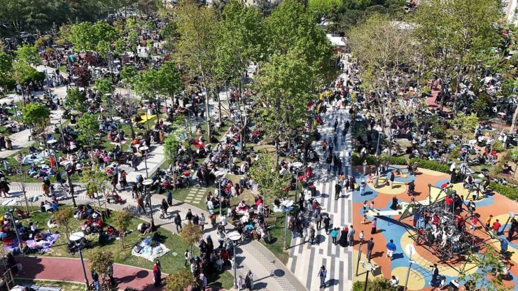 BAHÇELİEVLER’DE VATANDAŞLAR PARKLARA AKIN ETTİ