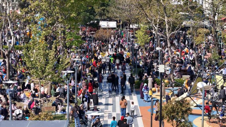 BAHÇELİEVLER’DE VATANDAŞLAR PARKLARA AKIN ETTİ