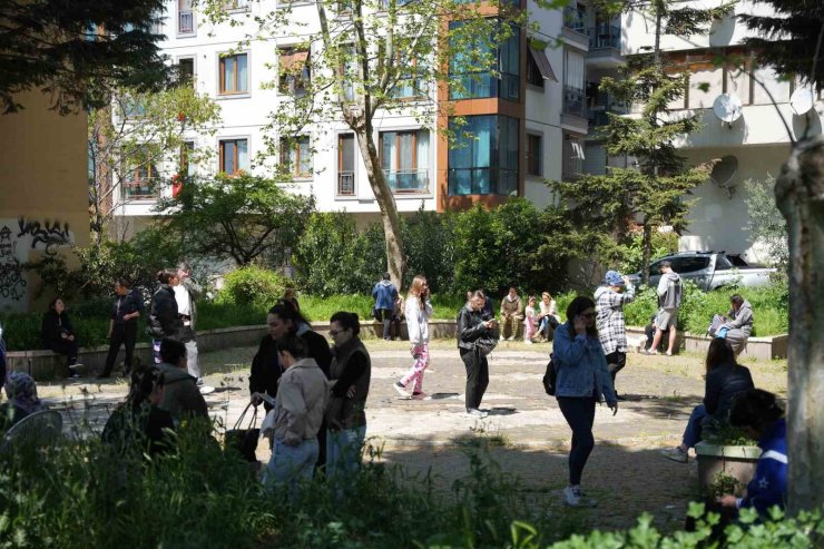 İSTANBUL’DA 6.2’LİK DEPREM ANI KAMERADA
