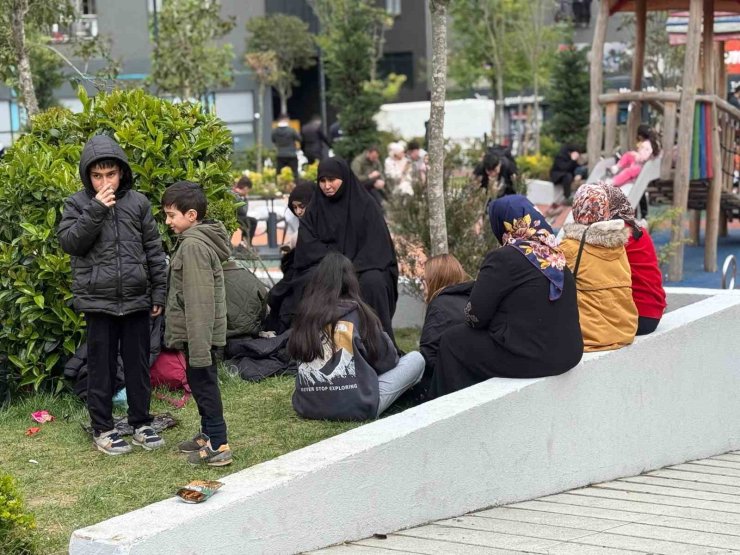 DEPREM SONRASI KENDİNİ SOKAĞA ATAN VATANDAŞLAR PARKLARA VE BOŞ ALANLARA AKIN ETTİ