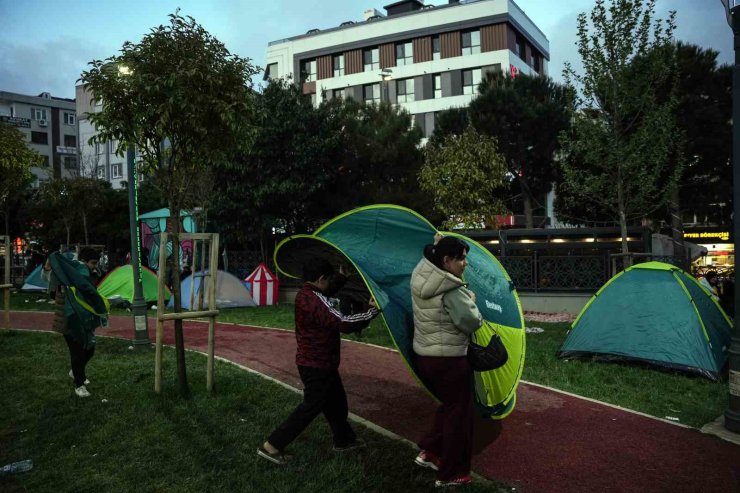 İSTANBULLULAR GECEYİ PARKTA KURDUKLARI ÇADIRLARDA GEÇİRİYOR