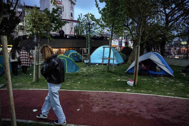 İSTANBULLULAR GECEYİ PARKTA KURDUKLARI ÇADIRLARDA GEÇİRİYOR