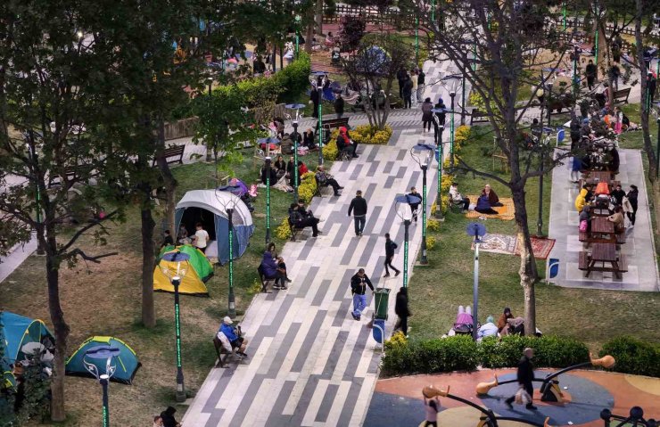 İSTANBULLULAR GECEYİ PARKTA KURDUKLARI ÇADIRLARDA GEÇİRİYOR