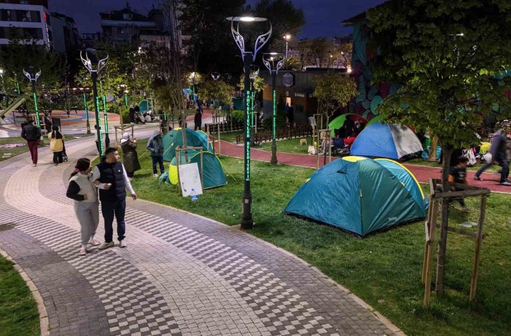 İSTANBULLULAR GECEYİ PARKTA KURDUKLARI ÇADIRLARDA GEÇİRİYOR
