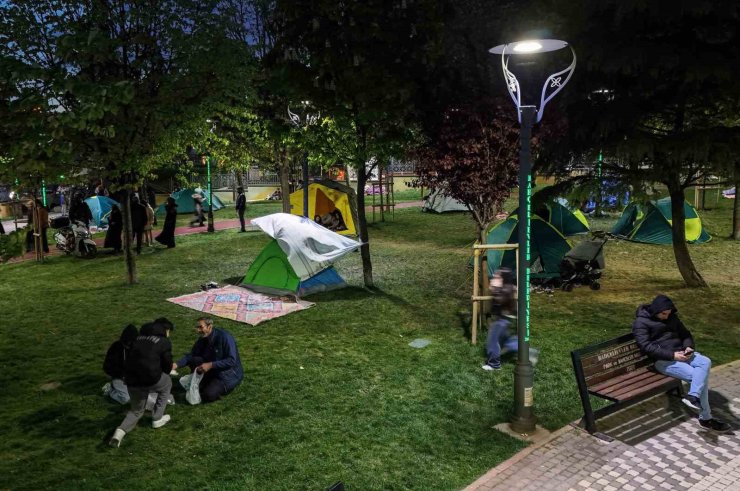 İSTANBULLULAR GECEYİ PARKTA KURDUKLARI ÇADIRLARDA GEÇİRİYOR