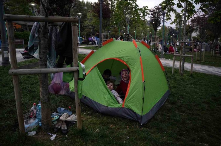 İSTANBULLULAR GECEYİ PARKTA KURDUKLARI ÇADIRLARDA GEÇİRİYOR