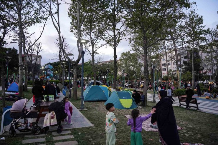 İSTANBULLULAR GECEYİ PARKTA KURDUKLARI ÇADIRLARDA GEÇİRİYOR