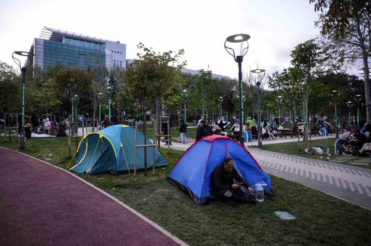 İSTANBULLULAR GECEYİ PARKTA KURDUKLARI ÇADIRLARDA GEÇİRİYOR