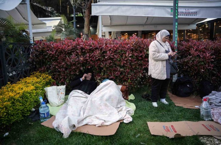 İSTANBULLULAR GECEYİ PARKTA KURDUKLARI ÇADIRLARDA GEÇİRİYOR