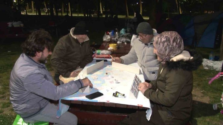 KAĞITHANE’DE GECEYİ DIŞARIDA GEÇİRMEK İSTEYEN VATANDAŞLAR ÇADIR KURDU